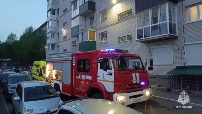 Дым под крышей дома в Чите заметили очевидцы