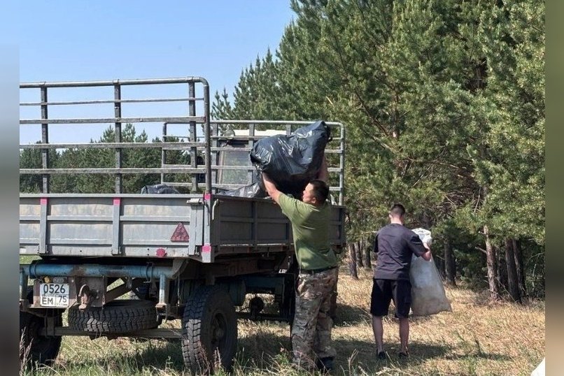 Берега озера Делюн очистили от мусора