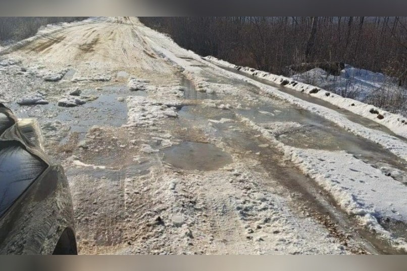 Заледеневшая дорога Итака—Ксеньевская вызывает трудности у водителей