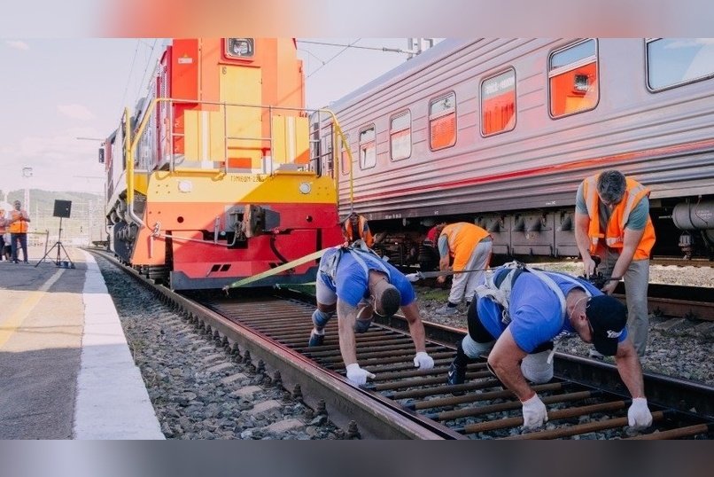 Тяжелоатлеты впервые протянули маневровый тепловоз весом 126 тонн
