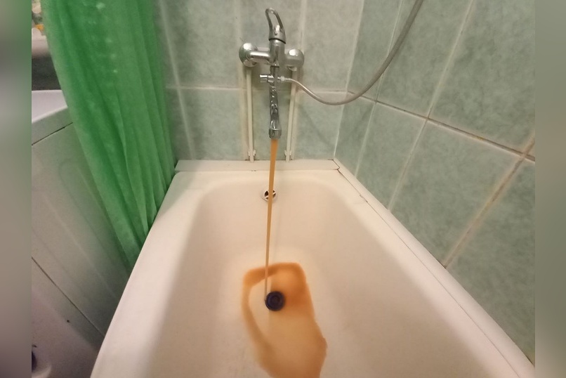 В 1-м микрорайоне снова течёт ржавая вода из кранов