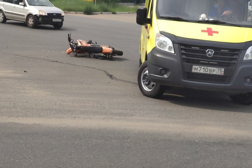 Мотоциклиста доставили в больницу после ДТП на ул. Шилова