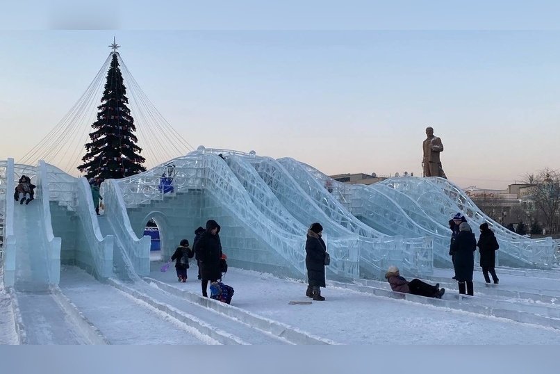 В Чите к открытию ледового городка установят три горки