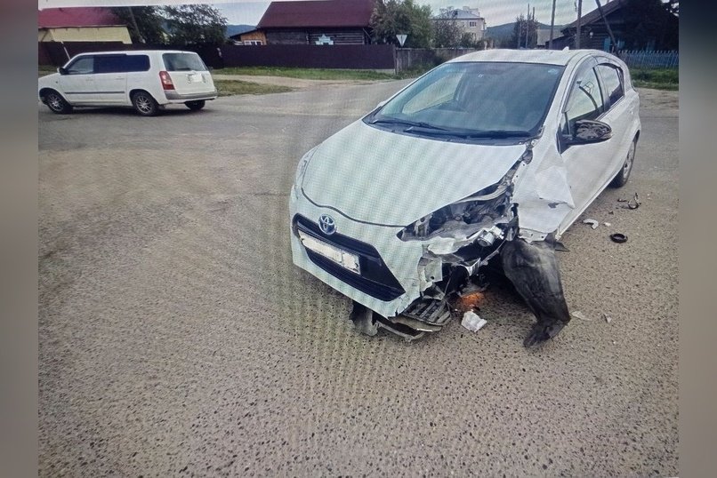 Автомобиль и мопед столкнулись в поселке Карымское