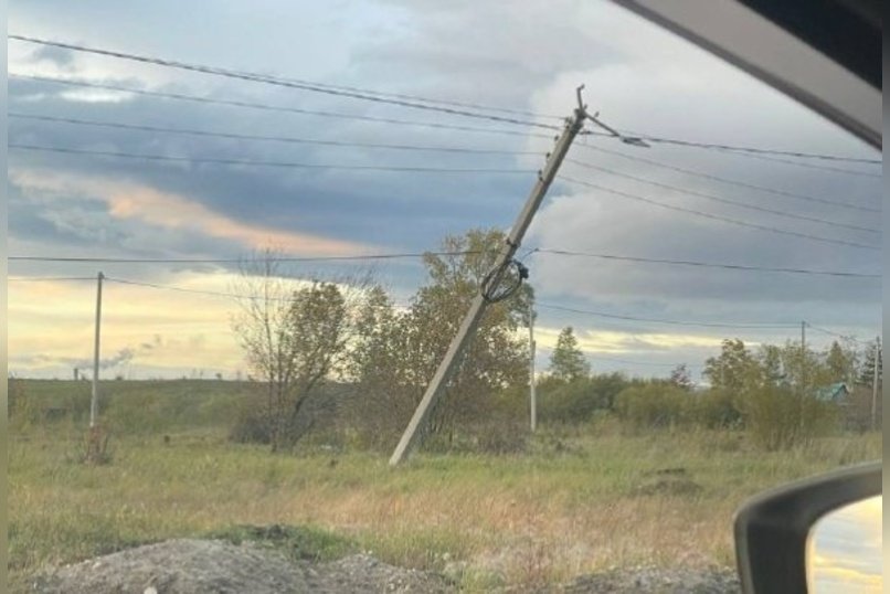 Столб на улице Читы практически рухнул