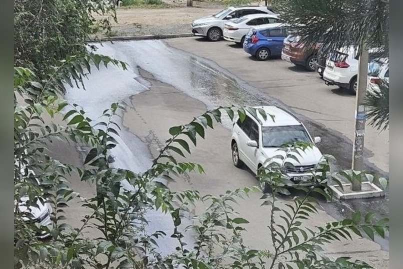 Канализация течет по улице Шилова