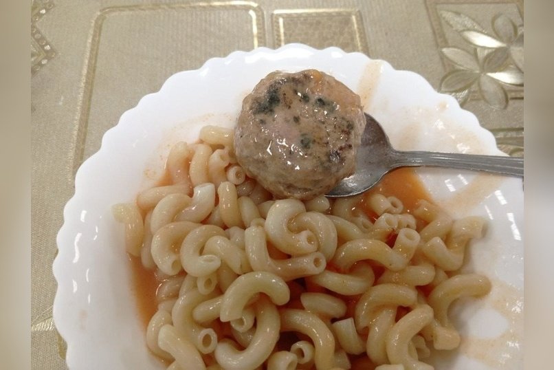 Прокуратура завершила проверку в школе, где детям подавали еду с плесенью