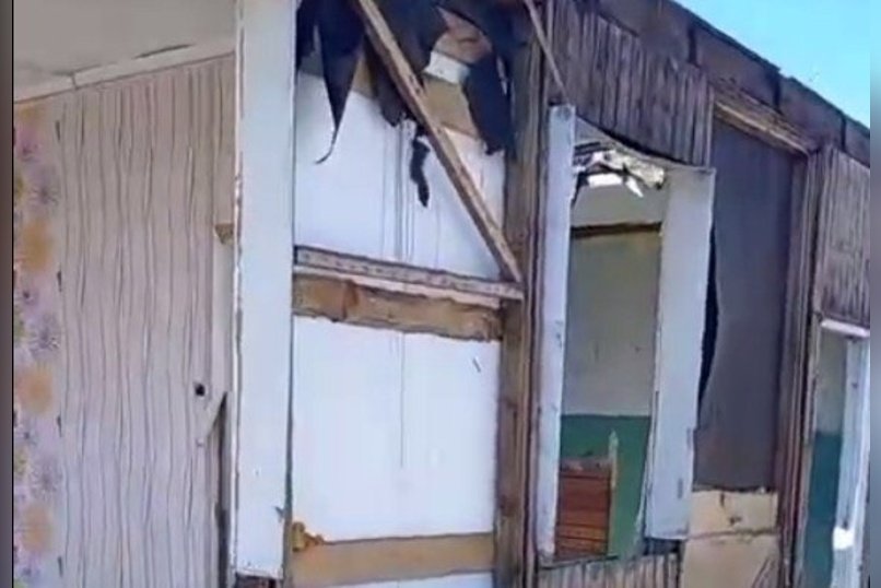 Заброшенный барак в Песчанке снесут