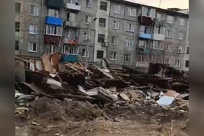 В мэрии пообещали вывезти мусор после сноса барака