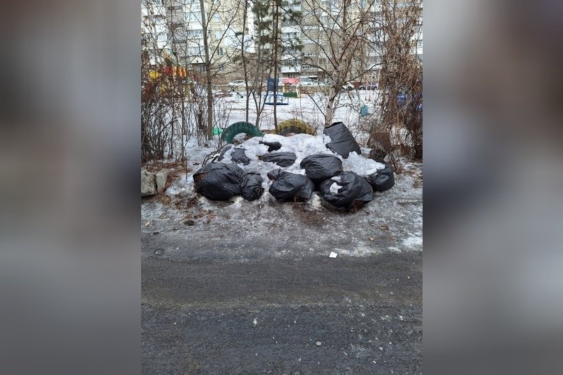 Мусорные мешки стали вестником весны в читинском дворе