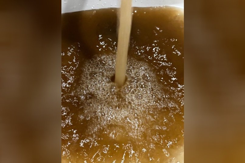 Ржавая вода идет из крана жителей улицы Автогенная, 2