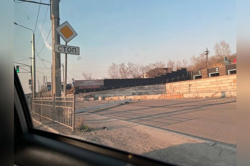 Столб упал на дорогу недалеко от остановки «Каштак» в Чите