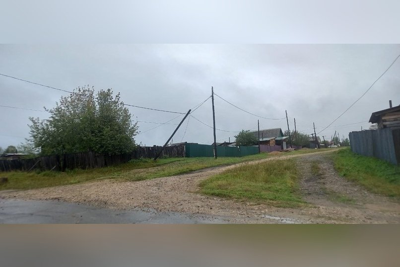 Столб практически рухнул на улице в Могоче