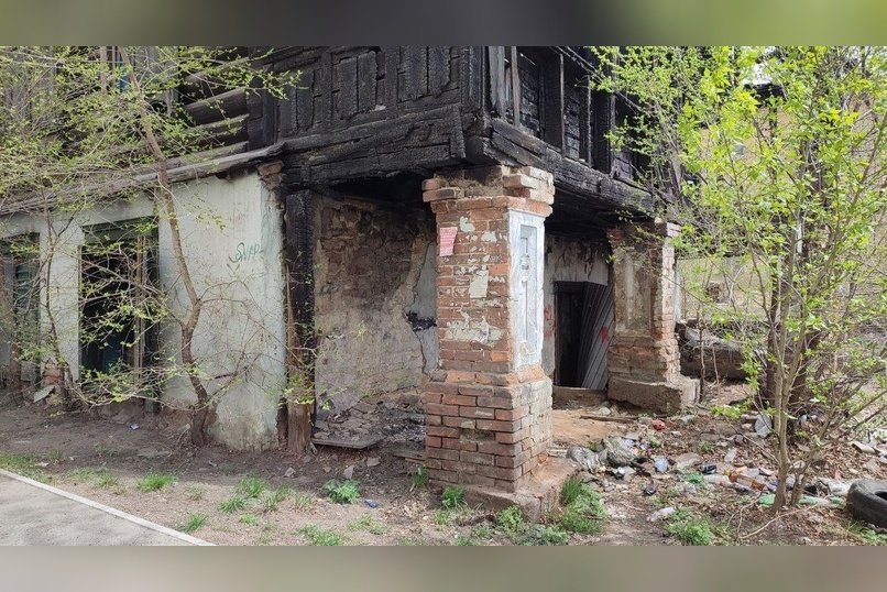 Объект культурного наследия в центре Читы превратили в стихийную свалку