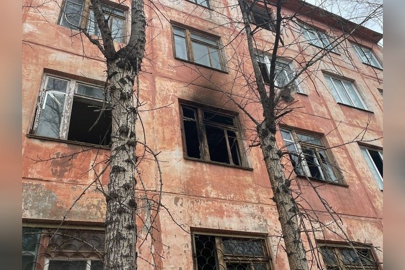Заброшенное общежитие в Чите: очевидцы жалуются на пожары и антисанитарию